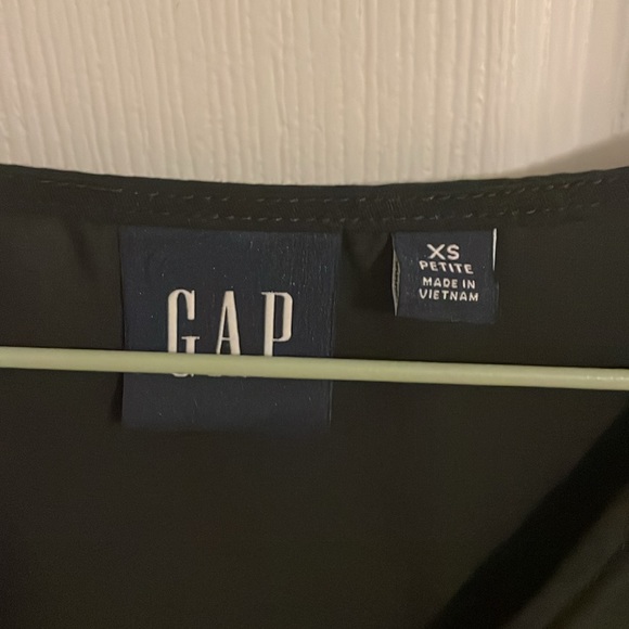 NWOT Gap Short Sleeve Ruffle V-Neck Top, XSP - Picture 2 of 5